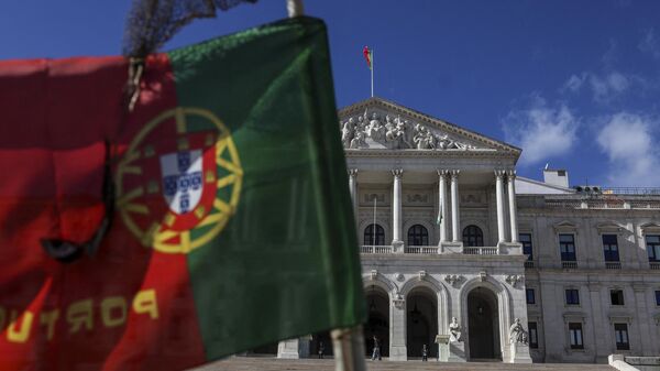 Bandeira portuguesa hasteada em frente ao Parlamento, em Lisboa, em 7 de novembro de 2023 - Sputnik Brasil