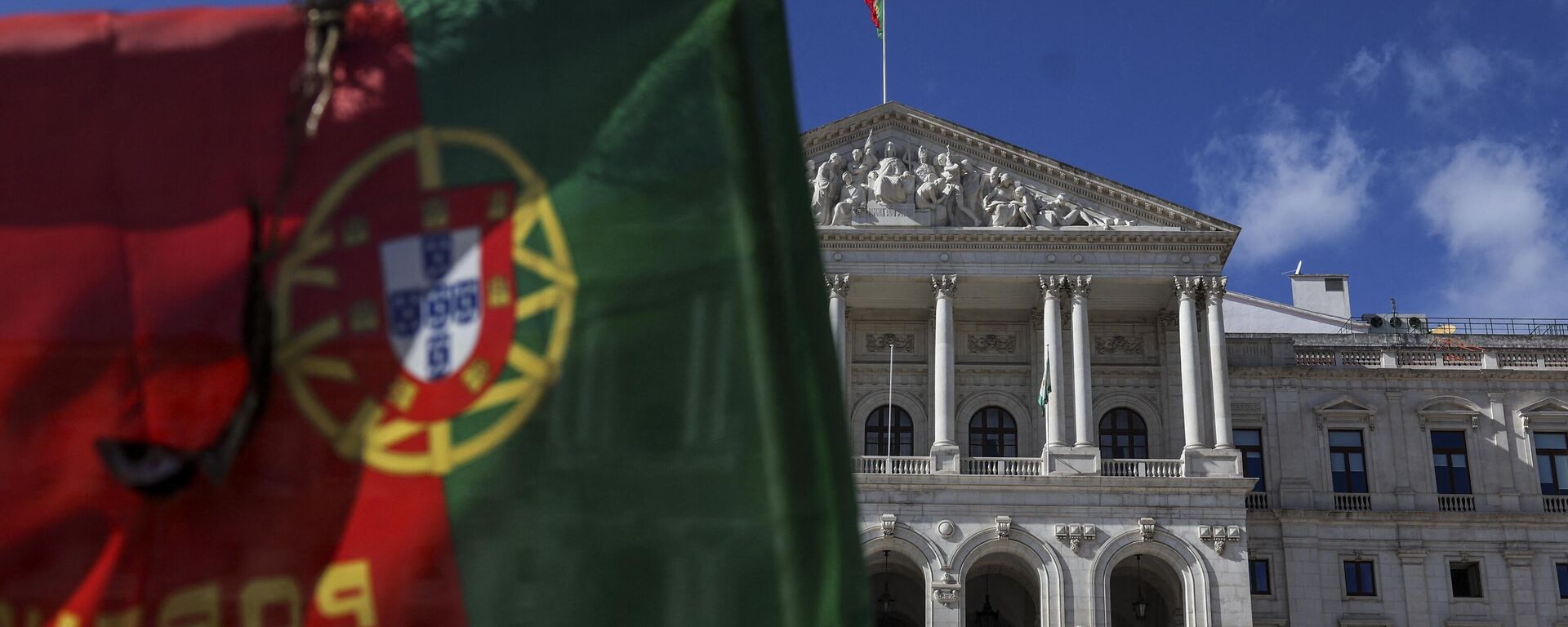 Bandeira portuguesa hasteada em frente ao Parlamento, em Lisboa, em 7 de novembro de 2023 - Sputnik Brasil, 1920, 15.05.2024