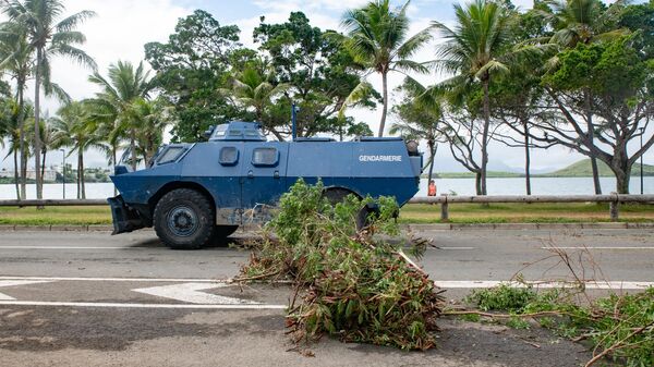 Um veículo blindado da Gendarmerie passa pelo bloqueio de filtragem montado nas baías, Promenade Pierre Vernier, em Noumea. Nova Caledônia, 15 de maio de 2024 - Sputnik Brasil