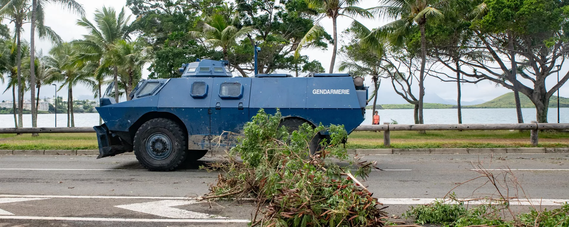 Um veículo blindado da Gendarmerie passa pelo bloqueio de filtragem montado nas baías, Promenade Pierre Vernier, em Noumea. Nova Caledônia, 15 de maio de 2024 - Sputnik Brasil, 1920, 15.05.2024