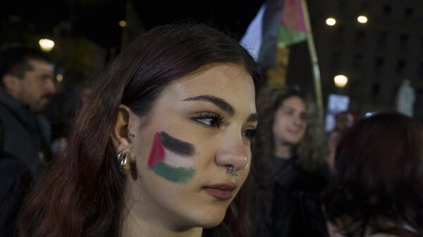 Estudantes participam de um protesto em frente à reitoria da Universidade de Atenas, em 13 de maio de 2024 - Sputnik Brasil