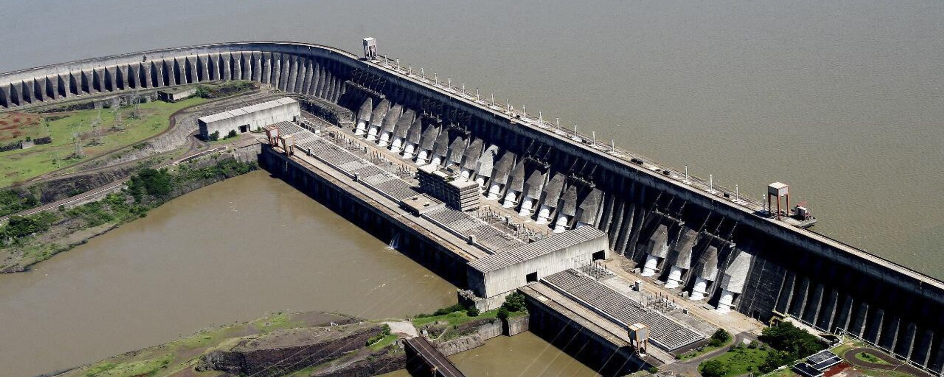 Vista aérea da barragem de Itaipu, no rio Paraná, entre Brasil e Paraguai, e das 20 usinas produtoras de energia elétrica. Foz do Iguaçu (PR), 26 de agosto de 2020 - Sputnik Brasil, 1920, 01.10.2024