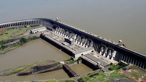 Vista aérea da barragem de Itaipu, no rio Paraná, entre Brasil e Paraguai, e das 20 usinas produtoras de energia elétrica. Foz do Iguaçu (PR), 26 de agosto de 2020 - Sputnik Brasil