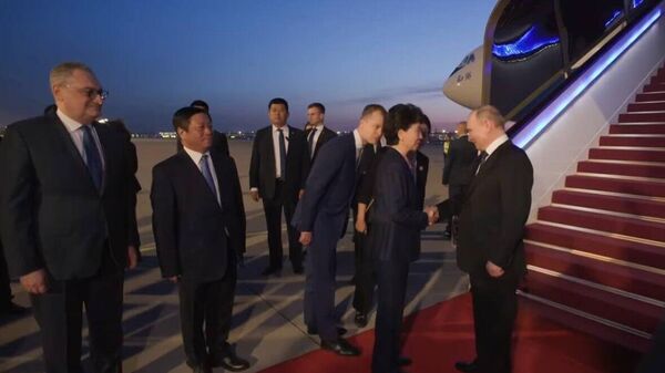 O presidente russo, Vladimir Putin, é recepcionado por autoridades chinesas durante chegada ao país. Pequim, 15 de maio de 2024 - Sputnik Brasil