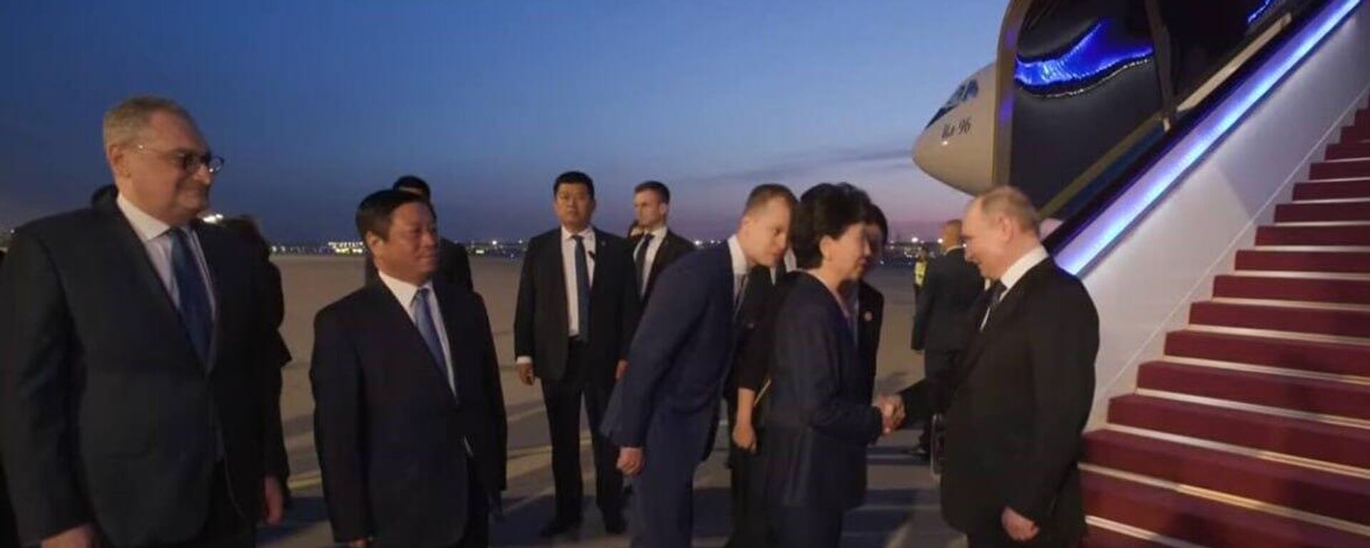 O presidente russo, Vladimir Putin, é recepcionado por autoridades chinesas durante chegada ao país. Pequim, 15 de maio de 2024 - Sputnik Brasil, 1920, 15.05.2024