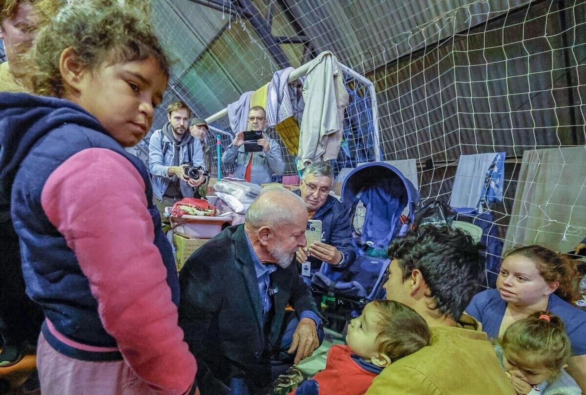 O presidente Luiz Inácio Lula da Silva, durante visita a abrigo em São Leopoldo (RS), conversa com vítimas de inundações, em maio de 2024 - Sputnik Brasil, 1920, 15.05.2024