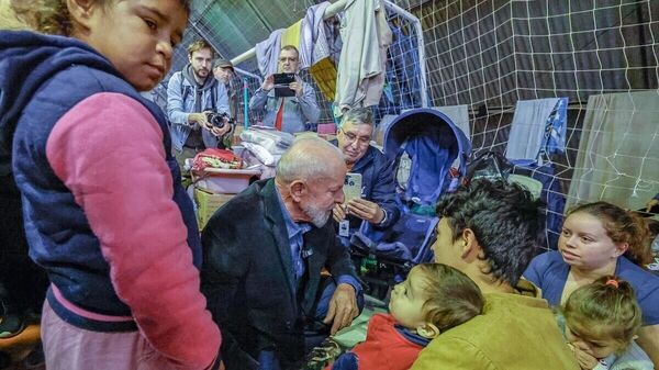 O presidente Luiz Inácio Lula da Silva, durante visita a abrigo em São Leopoldo (RS), conversa com vítimas de inundações, em maio de 2024 - Sputnik Brasil