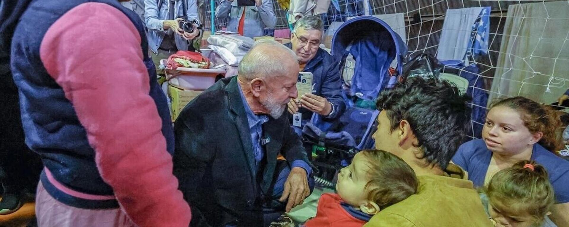 O presidente Luiz Inácio Lula da Silva, durante visita a abrigo em São Leopoldo (RS), conversa com vítimas de inundações, em maio de 2024 - Sputnik Brasil, 1920, 29.05.2024