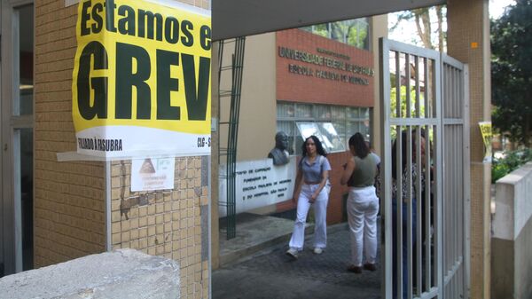 Placa de greve instalada na fachada da Escola Paulista de Medicina da Universidade Federal de São Paulo (EPM/Unifesp), no bairro de Vila Clementino. São Paulo (SP), 16 de abril de 2024 - Sputnik Brasil