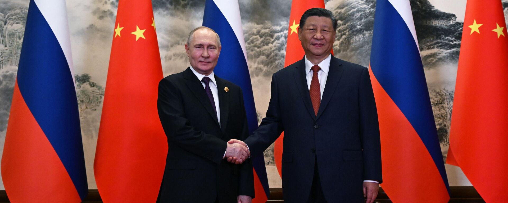 O presidente russo, Vladimir Putin, chegou à China em visita oficial - Sputnik Brasil, 1920, 16.05.2024