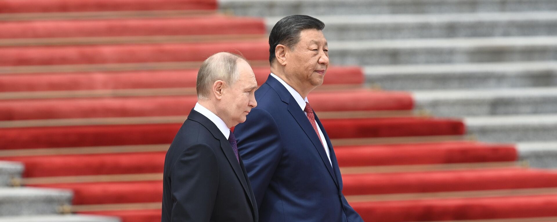 Vladimir Putin, presidente da Rússia, e Xi Jinping, presidente chinês, durante cerimônia de reunião oficial na Casa do Congresso Popular na Praça Tiananmen, em Pequim, China, 16 de maio de 2024 - Sputnik Brasil, 1920, 27.05.2024