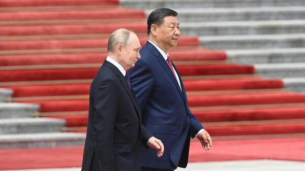 Vladimir Putin, presidente da Rússia, e Xi Jinping, presidente chinês, durante cerimônia de reunião oficial na Casa do Congresso Popular na Praça Tiananmen, em Pequim. China, 16 de maio de 2024 - Sputnik Brasil