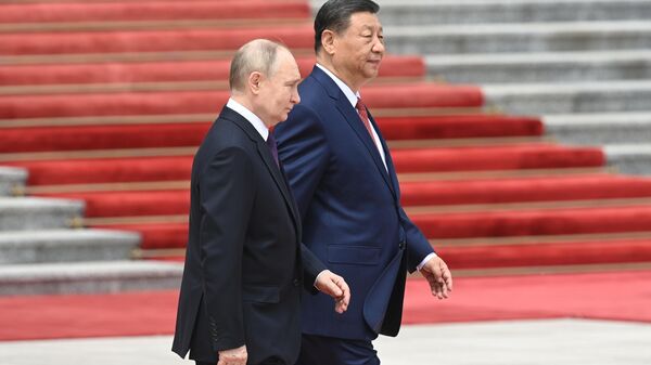 Vladimir Putin, presidente da Rússia, e Xi Jinping, presidente chinês, durante cerimônia de reunião oficial na Casa do Congresso Popular na Praça Tiananmen, em Pequim, China, 16 de maio de 2024 - Sputnik Brasil
