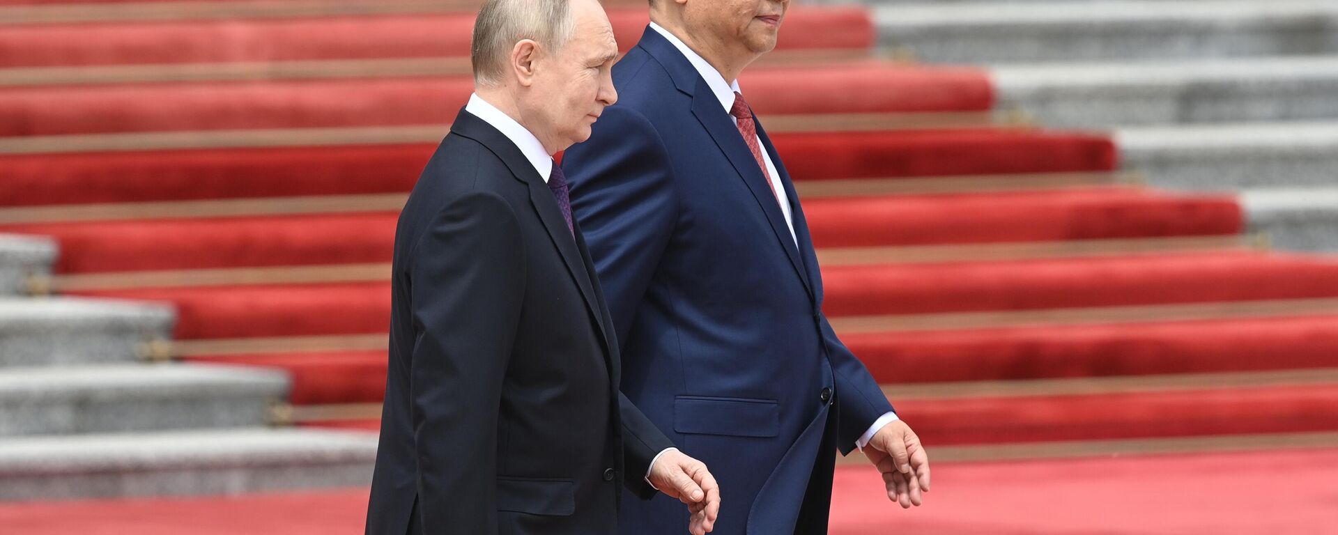 Vladimir Putin, presidente da Rússia, e Xi Jinping, presidente chinês, durante cerimônia de reunião oficial na Casa do Congresso Popular na Praça Tiananmen, em Pequim, China, 16 de maio de 2024 - Sputnik Brasil, 1920, 27.05.2024
