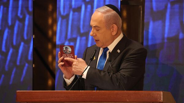 Benjamin Netanyahu, primeiro-ministro israelense, discursa durante cerimônia do Dia da Memória dos soldados mortos nas guerras de Israel e das vítimas de ataques no cemitério militar do Monte Herzl, em Jerusalém, 13 de maio de 2024 - Sputnik Brasil