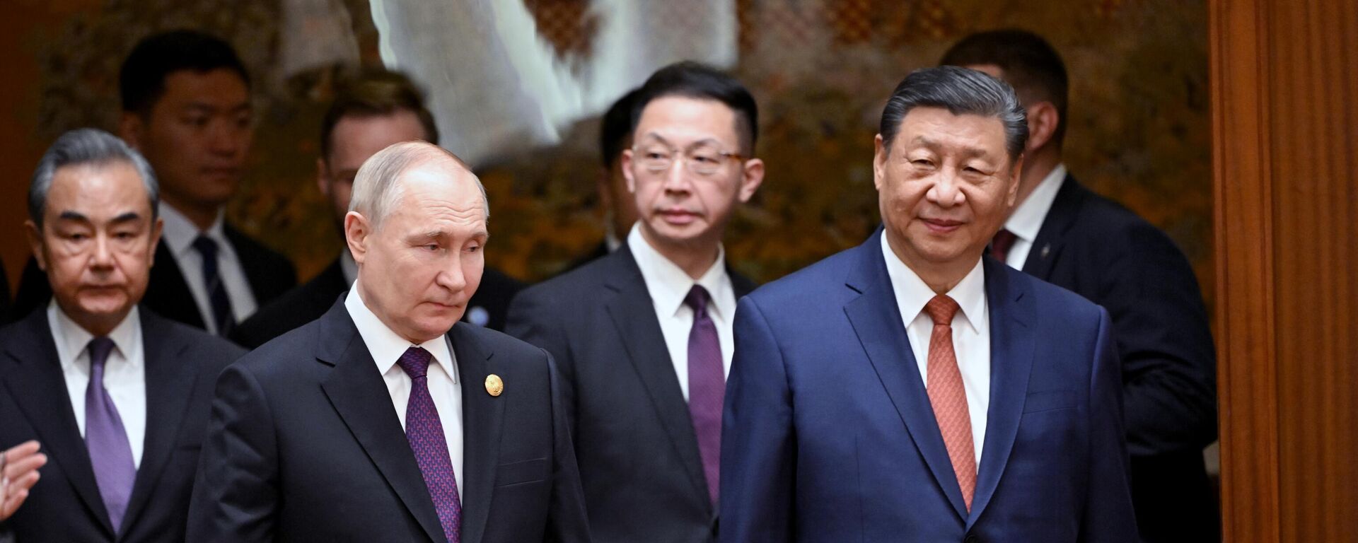 Vladimir Putin, presidente da Rússia, se reúne com seu homólogo chinês Xi Jinping no Salão do Povo em Pequim, China, 16 de maio de 2024 - Sputnik Brasil, 1920, 16.05.2024
