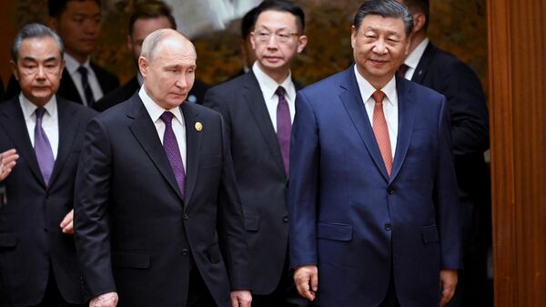 Vladimir Putin, presidente da Rússia, se reúne com seu homólogo chinês Xi Jinping no Salão do Povo em Pequim, China, 16 de maio de 2024 - Sputnik Brasil