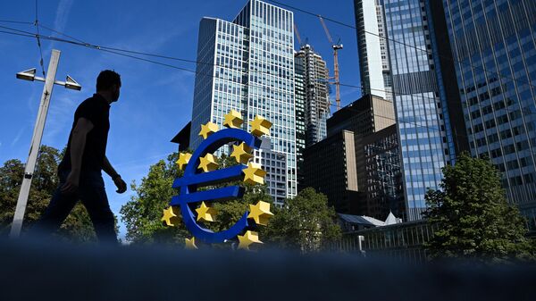 Uma pessoa passa pelo símbolo da moeda euro em frente ao antigo edifício do Banco Central Europeu (BCE) em Frankfurt, Alemanha, 14 de setembro de 2023 - Sputnik Brasil