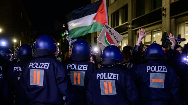 Policiais de choque alemães repelem manifestantes pró-palestinos enquanto protestam contra o bombardeio em Gaza em frente ao Ministério das Relações Exteriores em Berlim, em 18 de outubro de 2023 - Sputnik Brasil