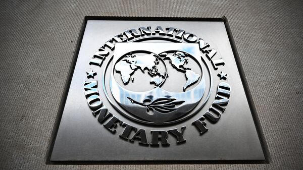 O selo do Fundo Monetário Internacional está na sede em Washington, em 12 de abril de 2024 - Sputnik Brasil