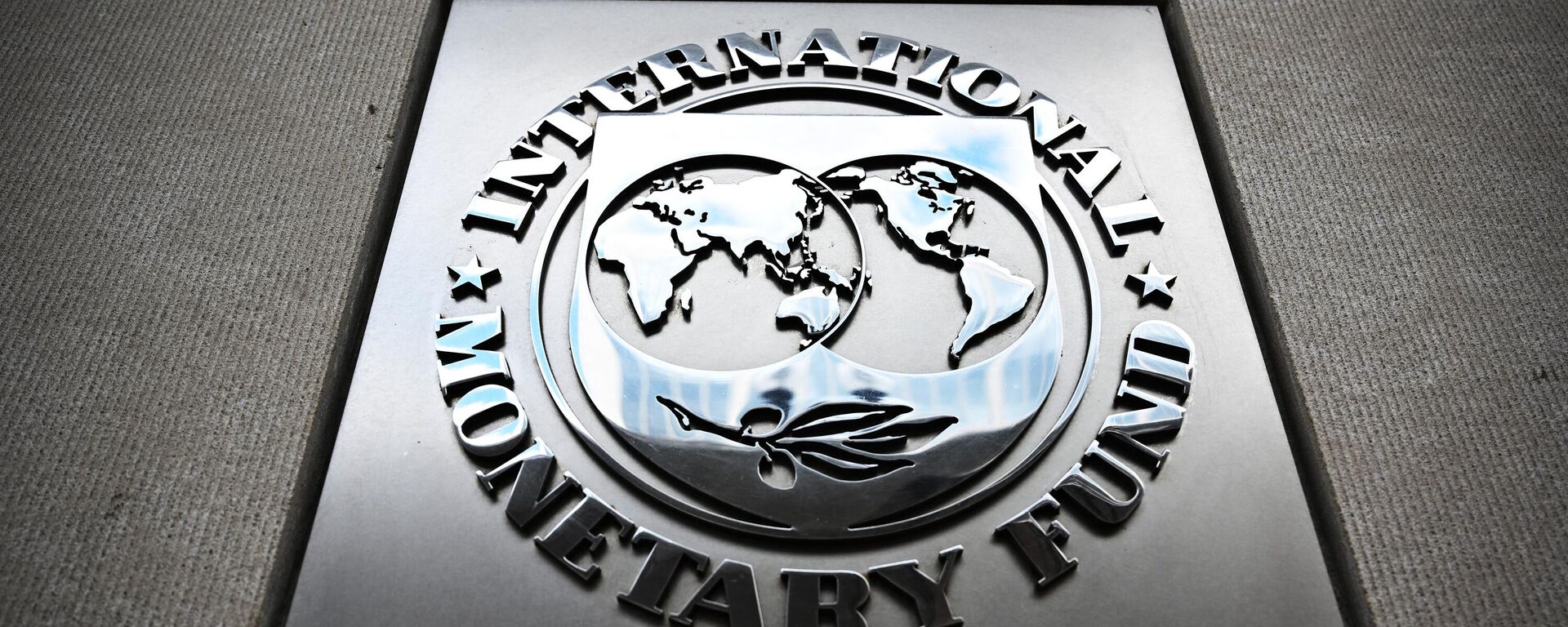 O selo do Fundo Monetário Internacional está na sede em Washington, em 12 de abril de 2024 - Sputnik Brasil, 1920, 16.05.2024