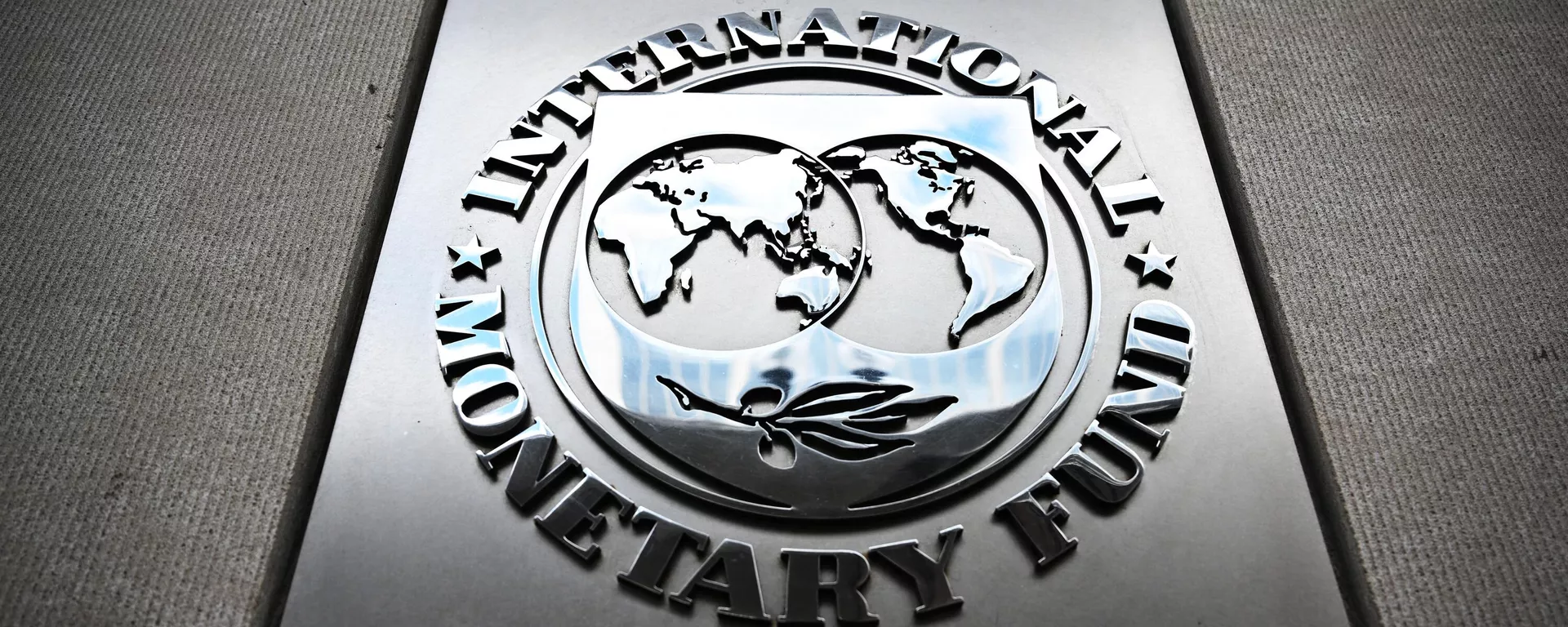 O selo do Fundo Monetário Internacional está na sede em Washington, em 12 de abril de 2024 - Sputnik Brasil, 1920, 16.05.2024