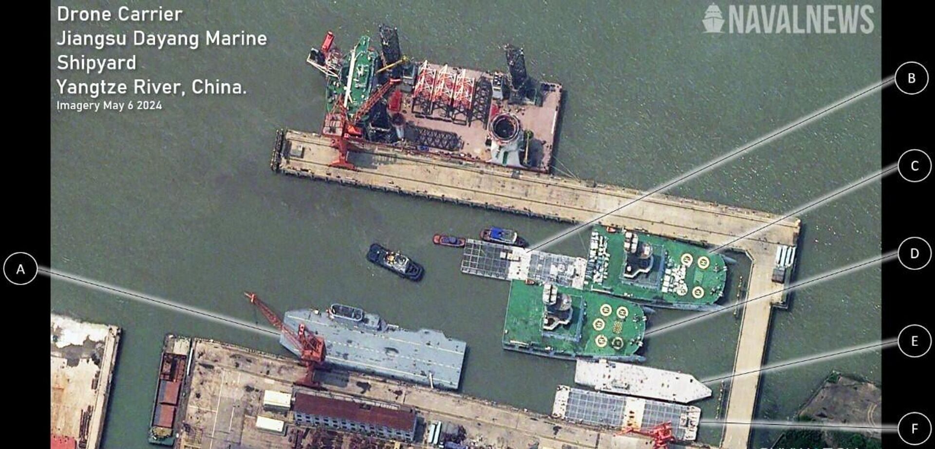 Imagem de satélite de um estaleiro com o novo navio porta-drones da China (letra A na foto) - Sputnik Brasil, 1920, 16.05.2024