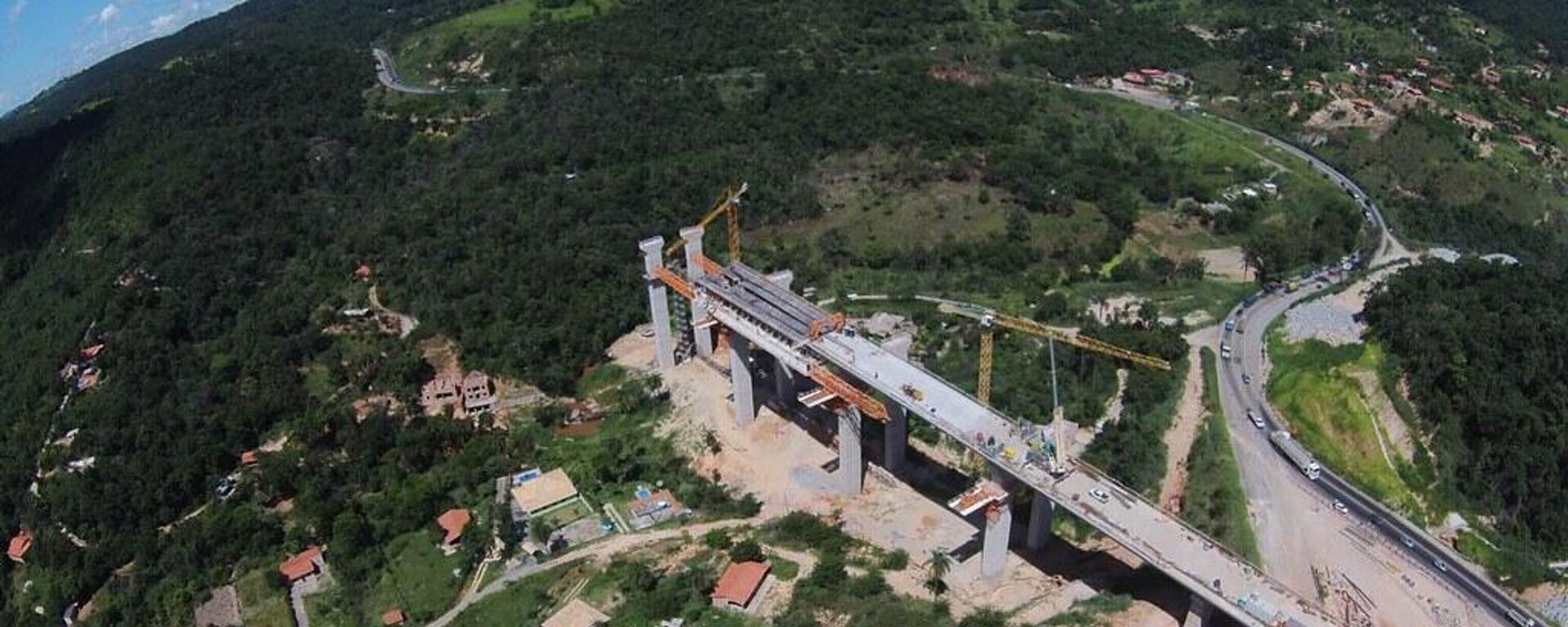 Trecho em obras para a construção de novo viaduto na BR-381 para a duplicação da rodovia. Minas Gerais, 20 de junho de 2018 - Sputnik Brasil, 1920, 16.05.2024