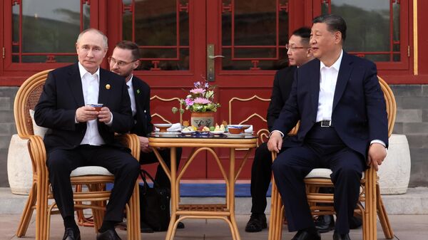Vladimir Putin, presidente da Rússia, e Xi Jinping, presidente chinês, participam de conversa informal na residência governamental de Zhongnanhai, Pequim, China, 16 de maio de 2024 - Sputnik Brasil