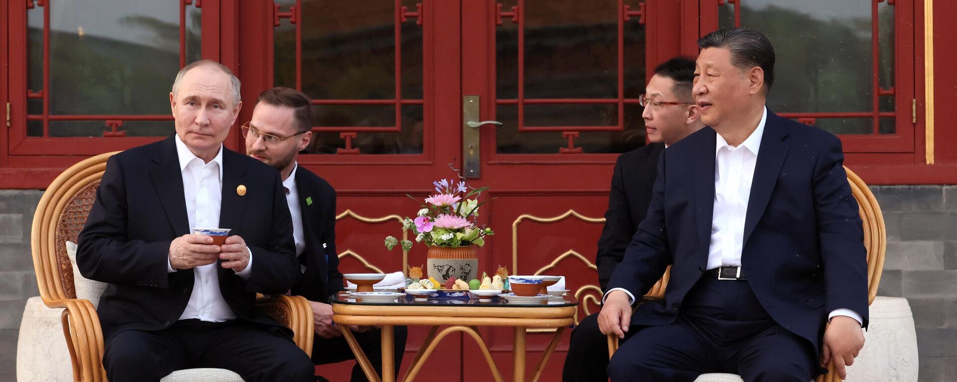Vladimir Putin, presidente da Rússia, e Xi Jinping, presidente chinês, participam de conversa informal na residência governamental de Zhongnanhai, Pequim, China, 16 de maio de 2024 - Sputnik Brasil, 1920, 17.05.2024