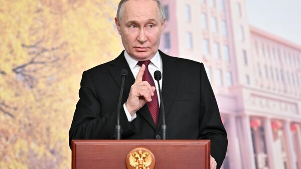 O presidente russo, Vladimir Putin, discursa durante uma reunião com estudantes e professores do Instituto de Tecnologia de Harbin, em Harbin, província de Heilongjiang, China, 17 de maio de 2024 - Sputnik Brasil