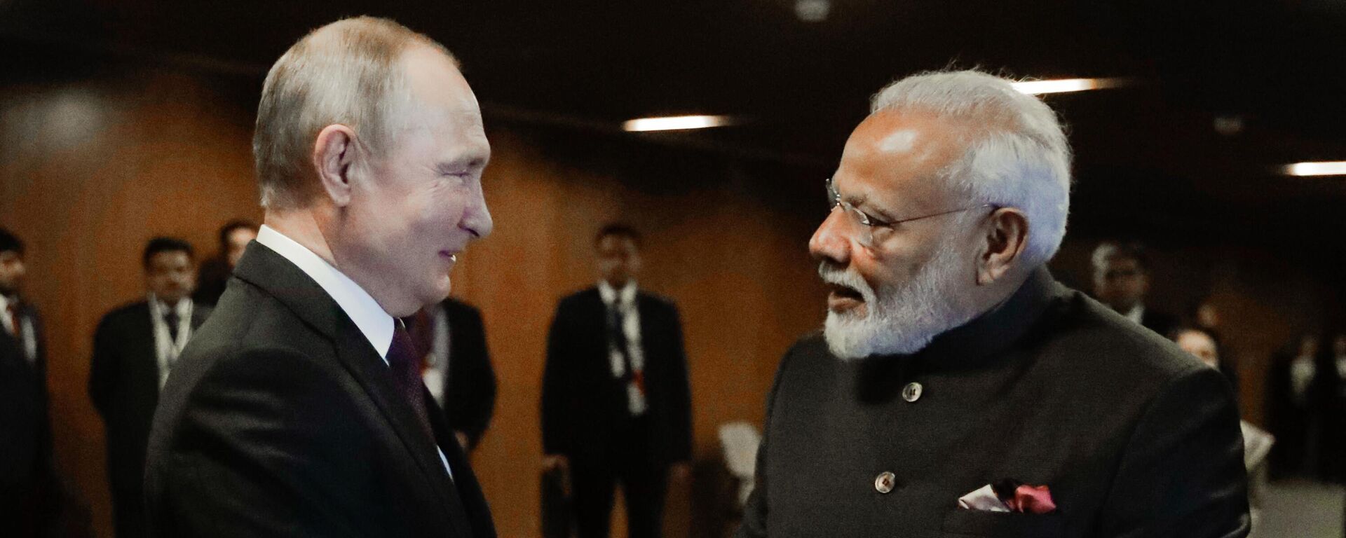 O primeiro-ministro da Índia, Narendra Modi, à direita, aperta a mão do presidente da Rússia, Vladimir Putin, durante uma reunião à margem da 11ª Cúpula do BRICS em Brasília, Brasil - Sputnik Brasil, 1920, 17.05.2024