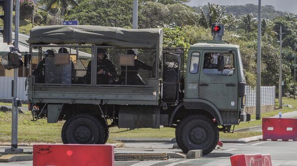 Gendarmes franceses patrulham as ruas de Noumea, Nova Caledônia, em 16 de maio de 2024 - Sputnik Brasil