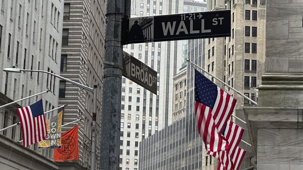 Bandeiras americanas estão penduradas na frente da Bolsa de Valores de Nova York, em 11 de abril de 2024 - Sputnik Brasil