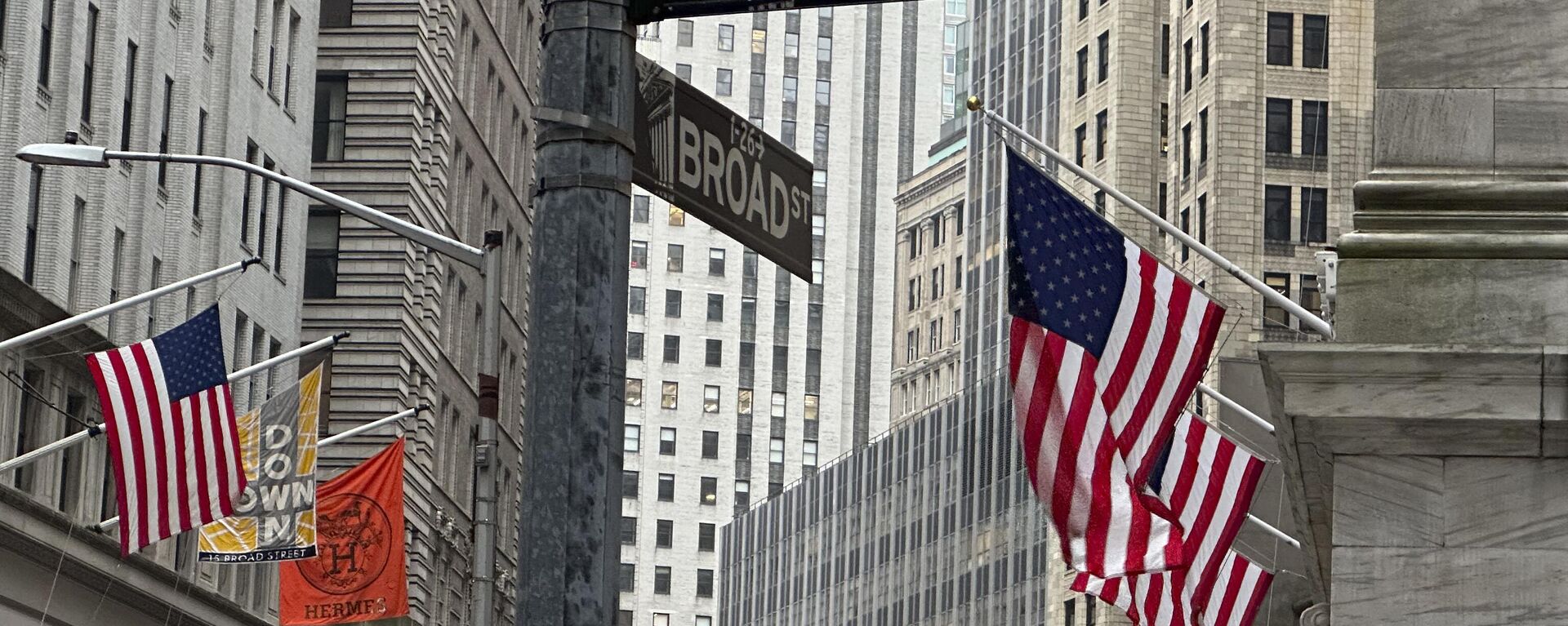 Bandeiras americanas estão penduradas na frente da Bolsa de Valores de Nova York, em 11 de abril de 2024 - Sputnik Brasil, 1920, 18.05.2024