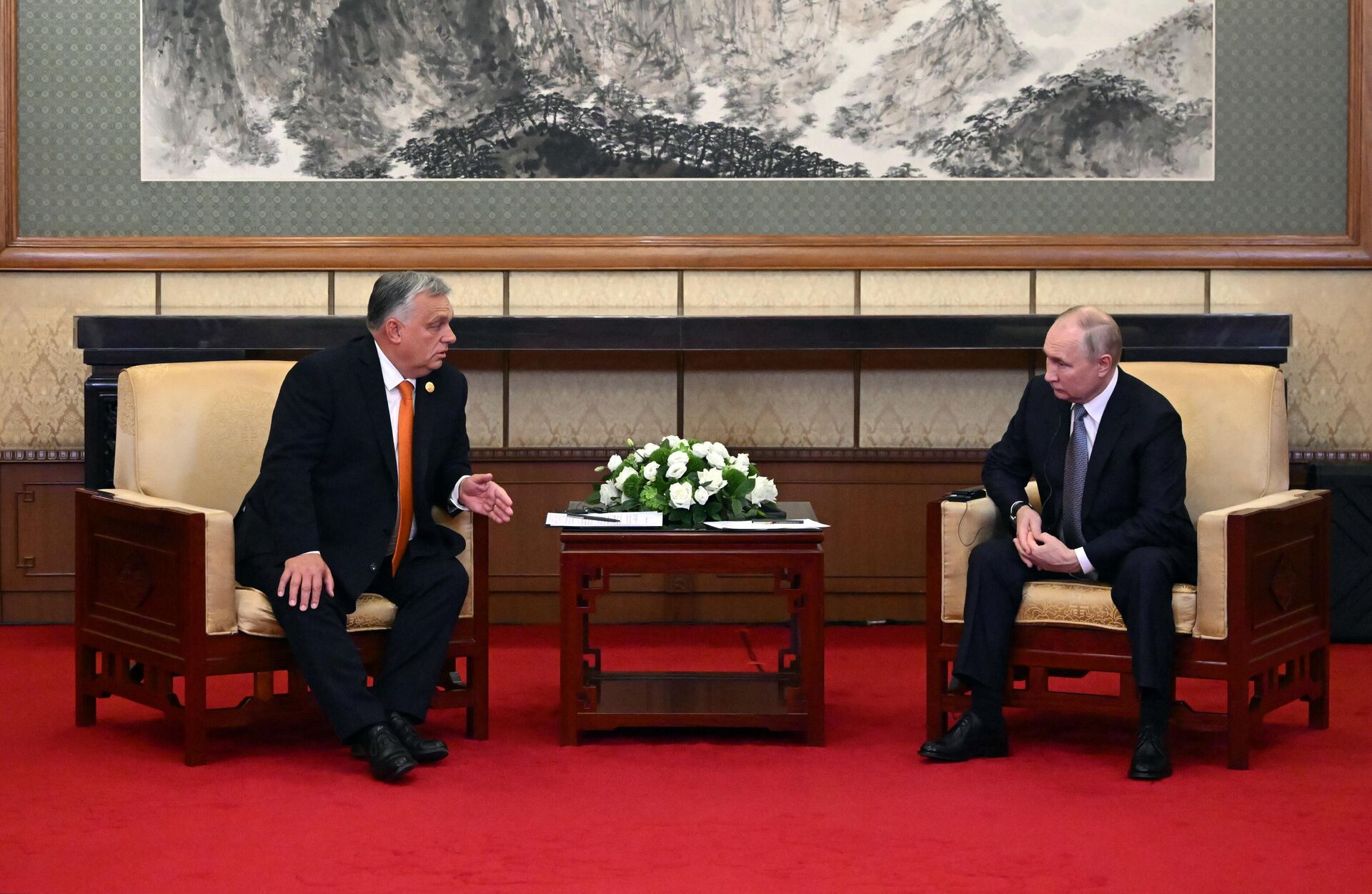 O primeiro-ministro húngaro, Viktor Orbán, e o presidente russo, Vladimir Putin, participam de uma reunião em Pequim, China, 17 de outubro de 2023 - Sputnik Brasil, 1920, 18.05.2024