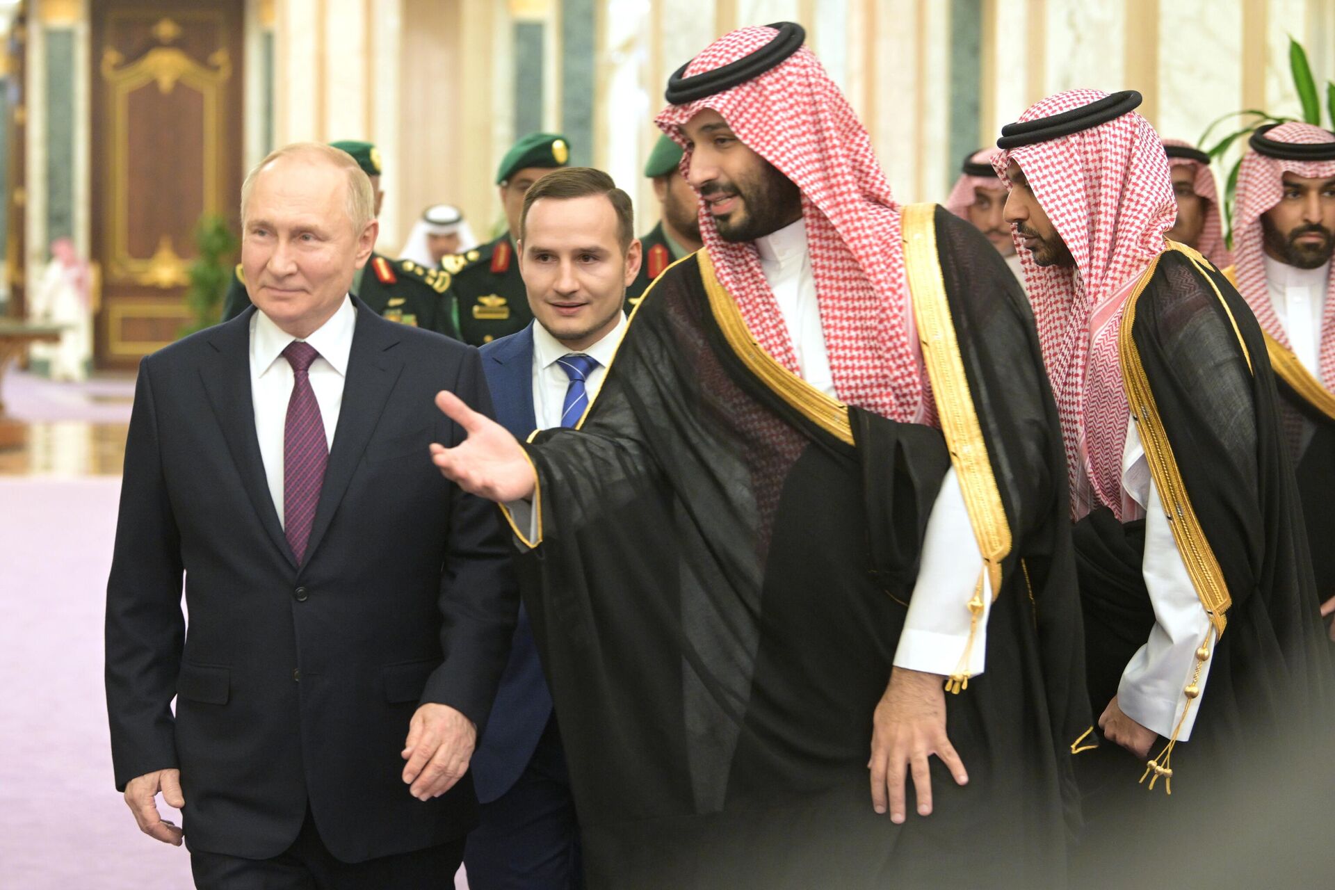 O presidente russo, Vladimir Putin, e o príncipe herdeiro da Arábia Saudita, Mohammed bin Salman Al Saud, chegam para uma reunião no Palácio Al Yamamah, em Riad, na Arábia Saudita, 6 de dezembro de 2023 - Sputnik Brasil, 1920, 18.05.2024