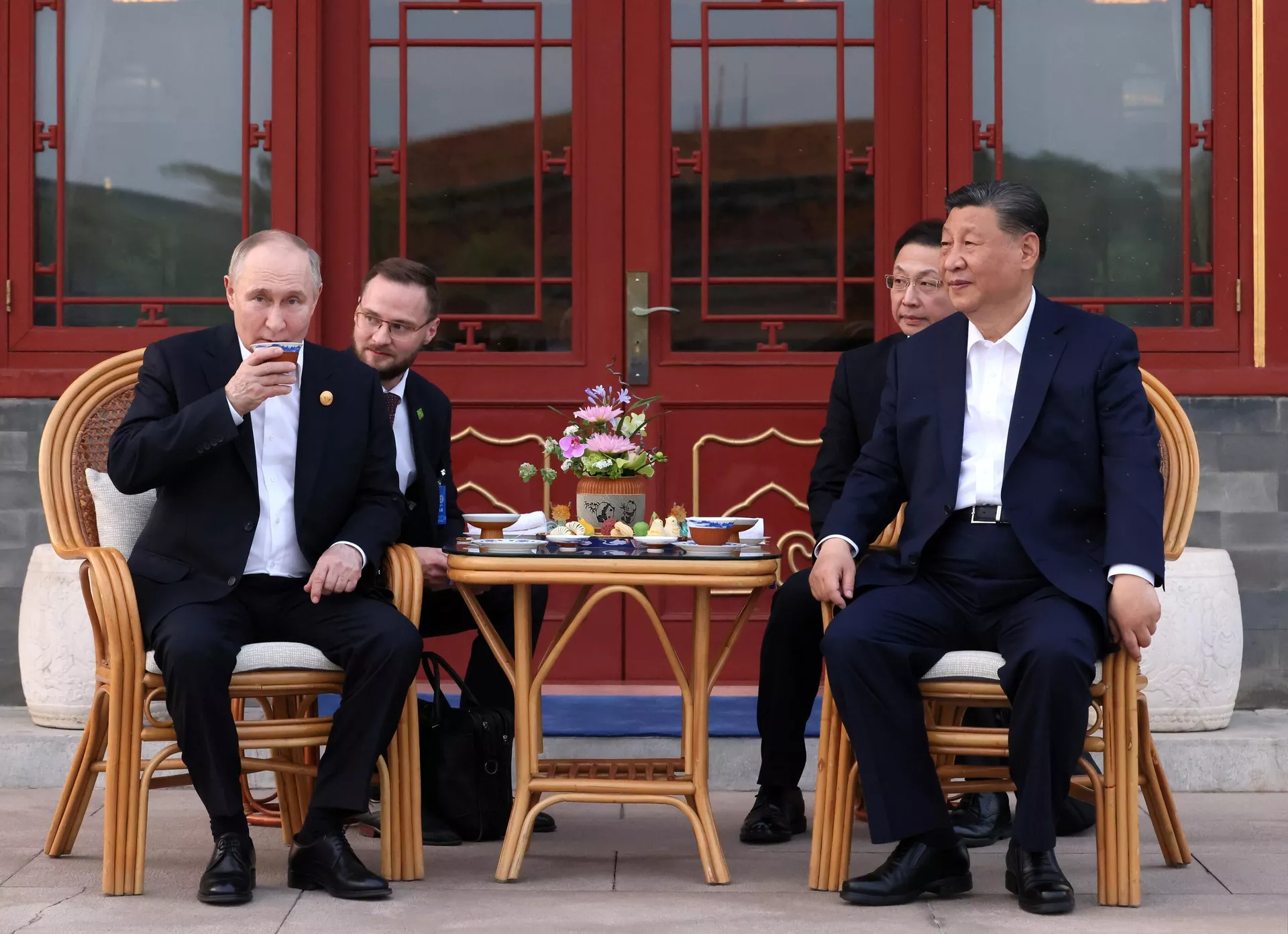 O presidente russo, Vladimir Putin, e o presidente chinês, Xi Jinping, são vistos durante uma reunião informal em Pequim, China, 16 de maio de 2024 - Sputnik Brasil, 1920, 18.05.2024