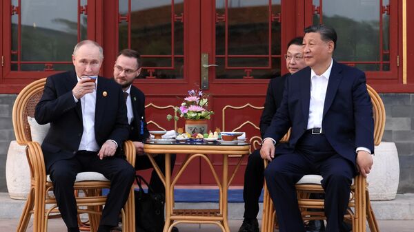 O presidente russo, Vladimir Putin, e o presidente chinês, Xi Jinping, durante reunião informal em Pequim, na China, em 16 de maio de 2024 - Sputnik Brasil