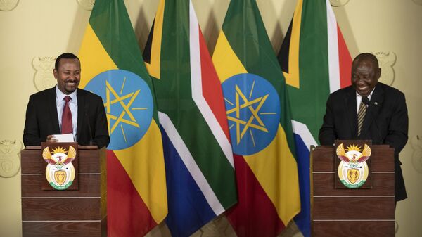 O presidente sul-africano Cyril Ramaphosa, à direita, com o primeiro-ministro da Etiópia, Abiy Ahmed Ali, durante conferência de imprensa conjunta no Union Building em Pretória, África do Sul, 12 de janeiro de 2020 - Sputnik Brasil
