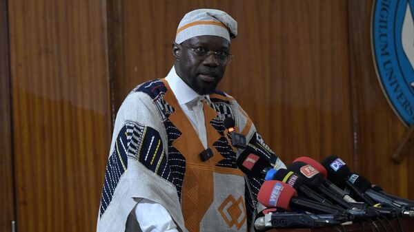 O primeiro-ministro senegalês, Ousmane Sonko, durante um discurso na universidade Cheikh Anta Diop, em Dakar, em 16 de maio de 2024 - Sputnik Brasil