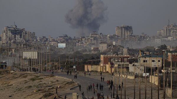 Fumaça sobe após ataque aéreo israelense na região central da Faixa de Gaza, 18 de maio de 2024 - Sputnik Brasil