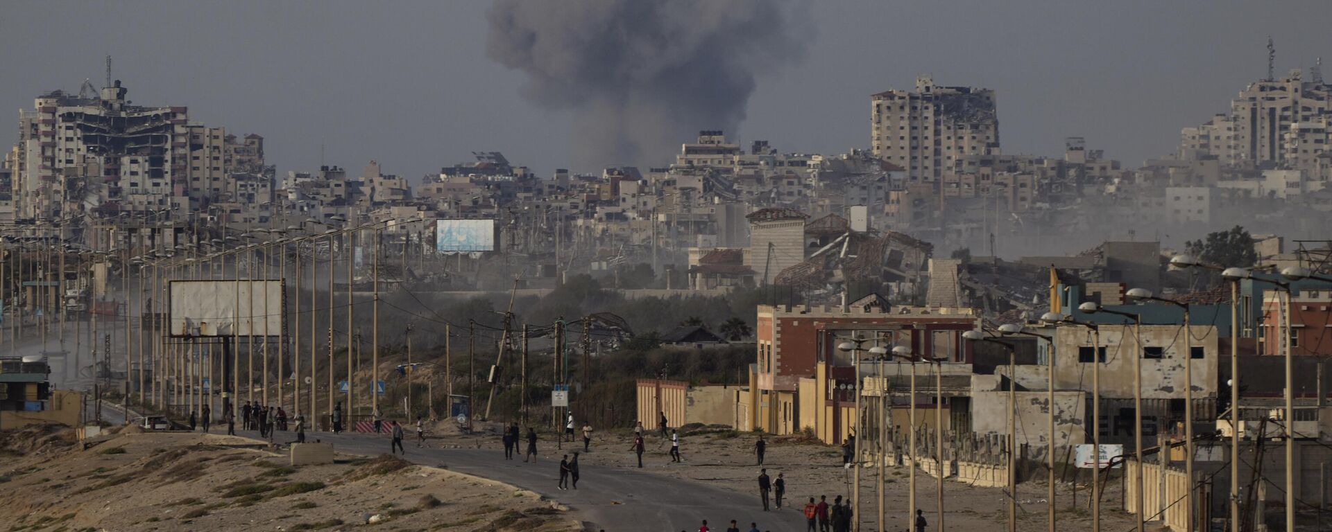 Fumaça sobe após ataque aéreo israelense na região central da Faixa de Gaza, 18 de maio de 2024 - Sputnik Brasil, 1920, 29.05.2024