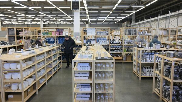 Clientes em loja que vende produtos da marca sueca IKEA, aberta em Novosibirsk com o nome RUKEL, por meio de importação paralela, foto publicada em 22 de fevereiro de 2024 - Sputnik Brasil