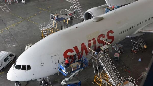 Processo de instalação do revestimento AeroSHARK em um avião da companhia aérea SWISS AIR - Sputnik Brasil