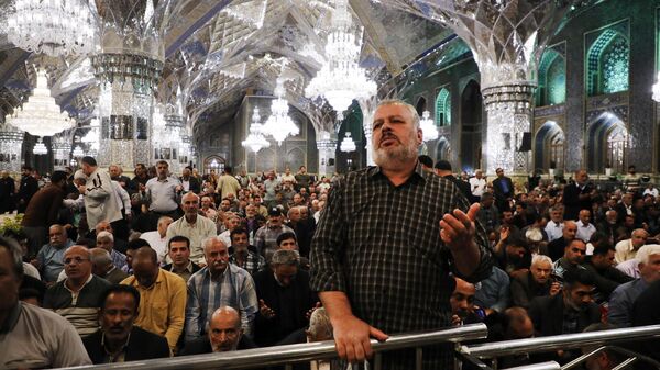 Peregrinos iranianos rezam pelo presidente Ebrahim Raisi no Santuário Imam Reza, na cidade de Mashhad. Irã, 19 de maio de 2024 - Sputnik Brasil