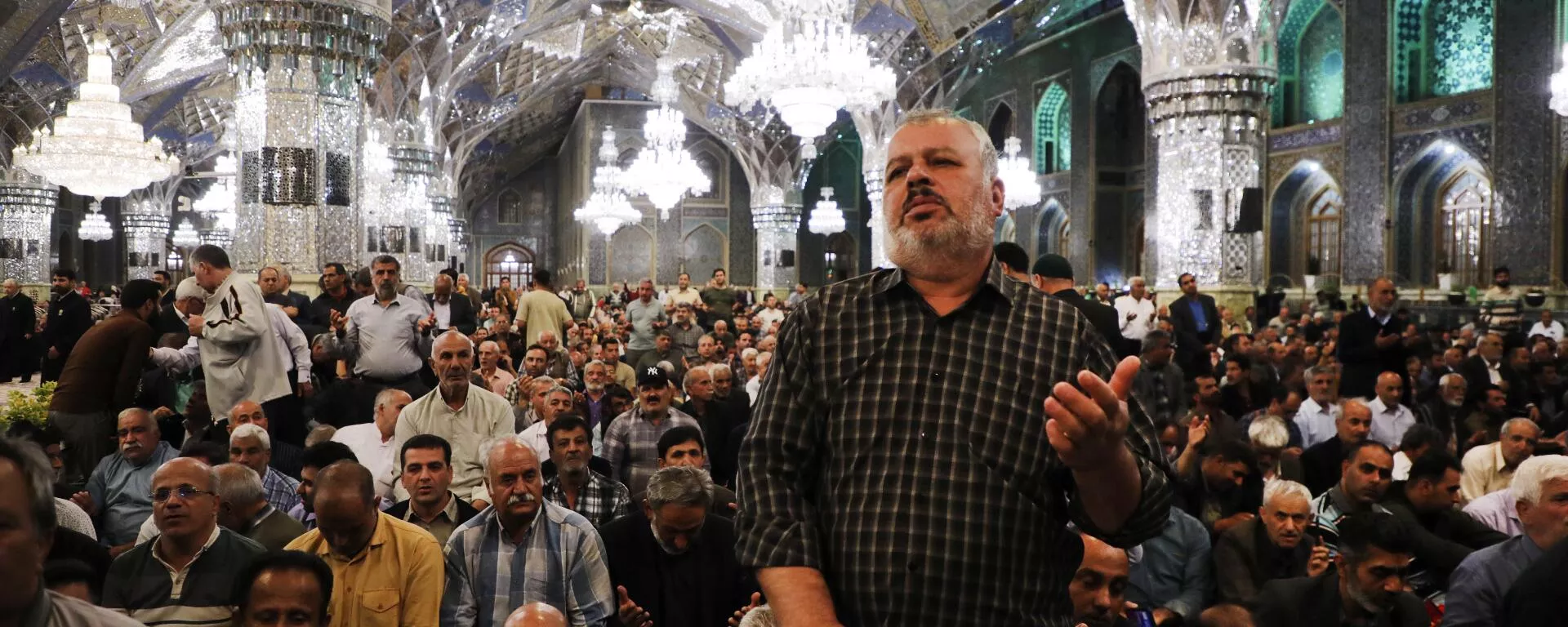 Peregrinos iranianos rezam pelo presidente Ebrahim Raisi no Santuário Imam Reza, na cidade de Mashhad. Irã, 19 de maio de 2024 - Sputnik Brasil, 1920, 19.05.2024