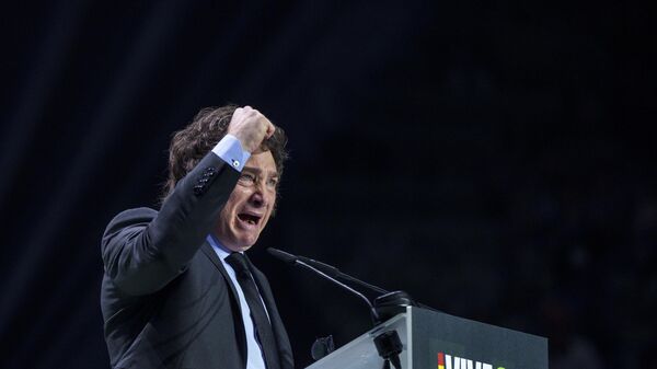 Javier Milei gesticula ao fazer um discurso durante o evento Europa Viva 24, realizado pelo partido espanhol radical Vox, em Madri. Espanha, 19 de maio de 2024 - Sputnik Brasil