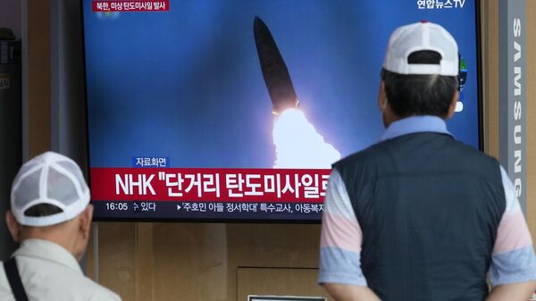 Tela de TV mostra uma imagem de arquivo do lançamento de um míssil da Coreia do Norte durante um programa de notícias na estação ferroviária de Seul. Coreia do Sul, 17 de maio de 2024 - Sputnik Brasil
