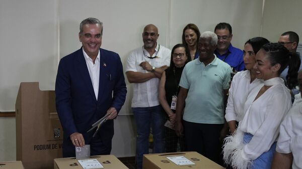 O presidente da República Dominicana, no Caribe, Luis Abinader, vota durante as eleições gerais, na capital Santo Domingo, buscando a reeleição. 19 de maio de 2024 - Sputnik Brasil